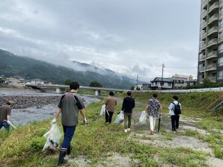 上川の清掃と会社の草刈りをしました。