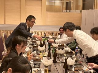 11/29 栁澤会計グループで忘年会が行われました🍶
今回は池の平ホテルさんでの開催です⛄皆さん大いに盛り上がっていましたよ☺